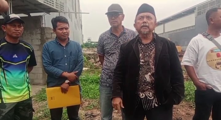 Kepala desa Wadas Telukjambe Timur di laporkan ke polisi , gara gara tanah berlokasi dusun pasirpanggang desa Sukamakmur Telukjambe Timur