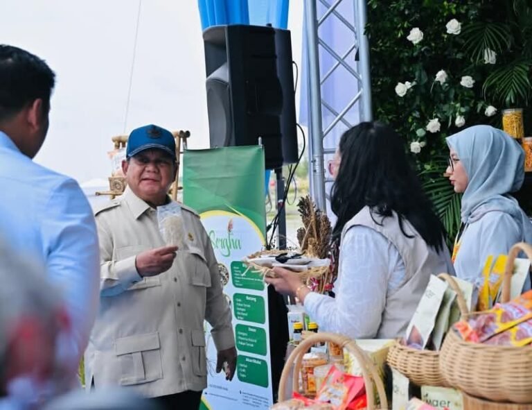 Presiden Prabowo Tinjau Hilirisasi dan Teknologi Pertanian Modern pada Panen Raya di Karawang