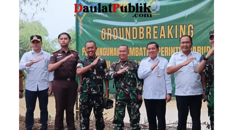 Bupati Karawang, Aep Saepulloh, membagikan minuman nutrisi kepada anak-anak sekolah dalam kegiatan groundbreaking pembangunan jembatan yang digelar pada Rabu (02/04/2026).