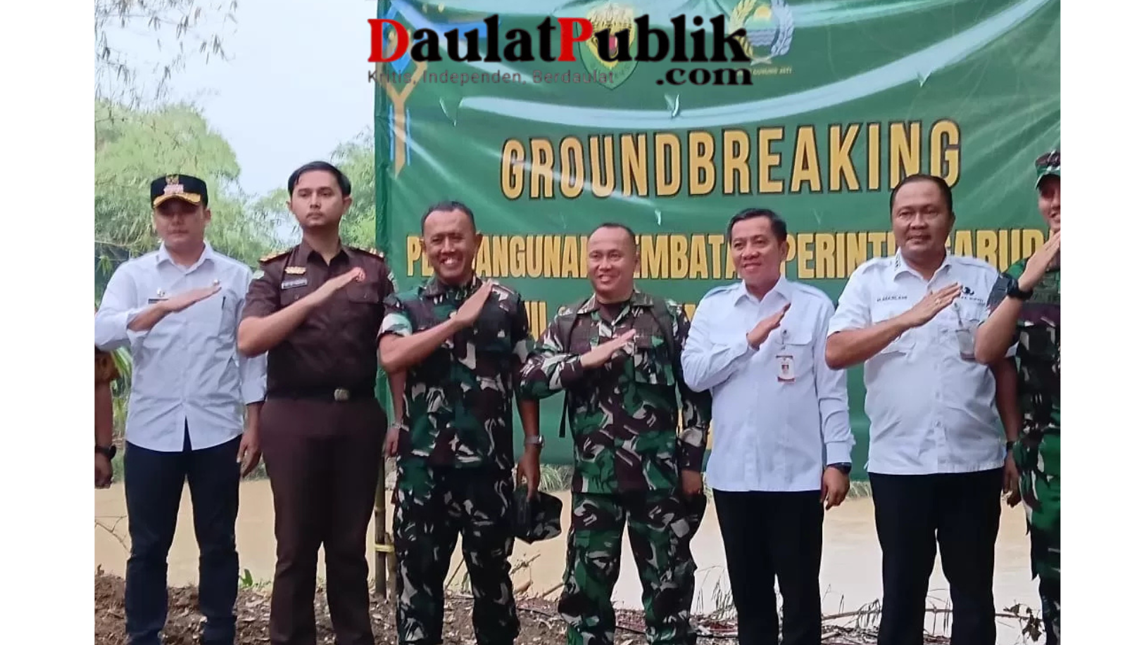 Bupati Karawang, Aep Saepulloh, membagikan minuman nutrisi kepada anak-anak sekolah dalam kegiatan groundbreaking pembangunan jembatan yang digelar pada Rabu (02/04/2026).