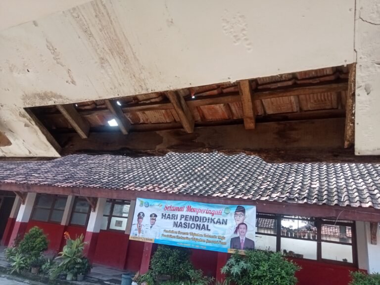 SD Pucung 1Terlihat, Memprihatinkan, Kondisi Plafon dan Atap Sekolah sangat Butuh Penanganan Cepat