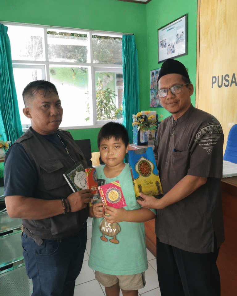 KUA Kotabaru Salurkan Al-Qur’an untuk Anak Yatim