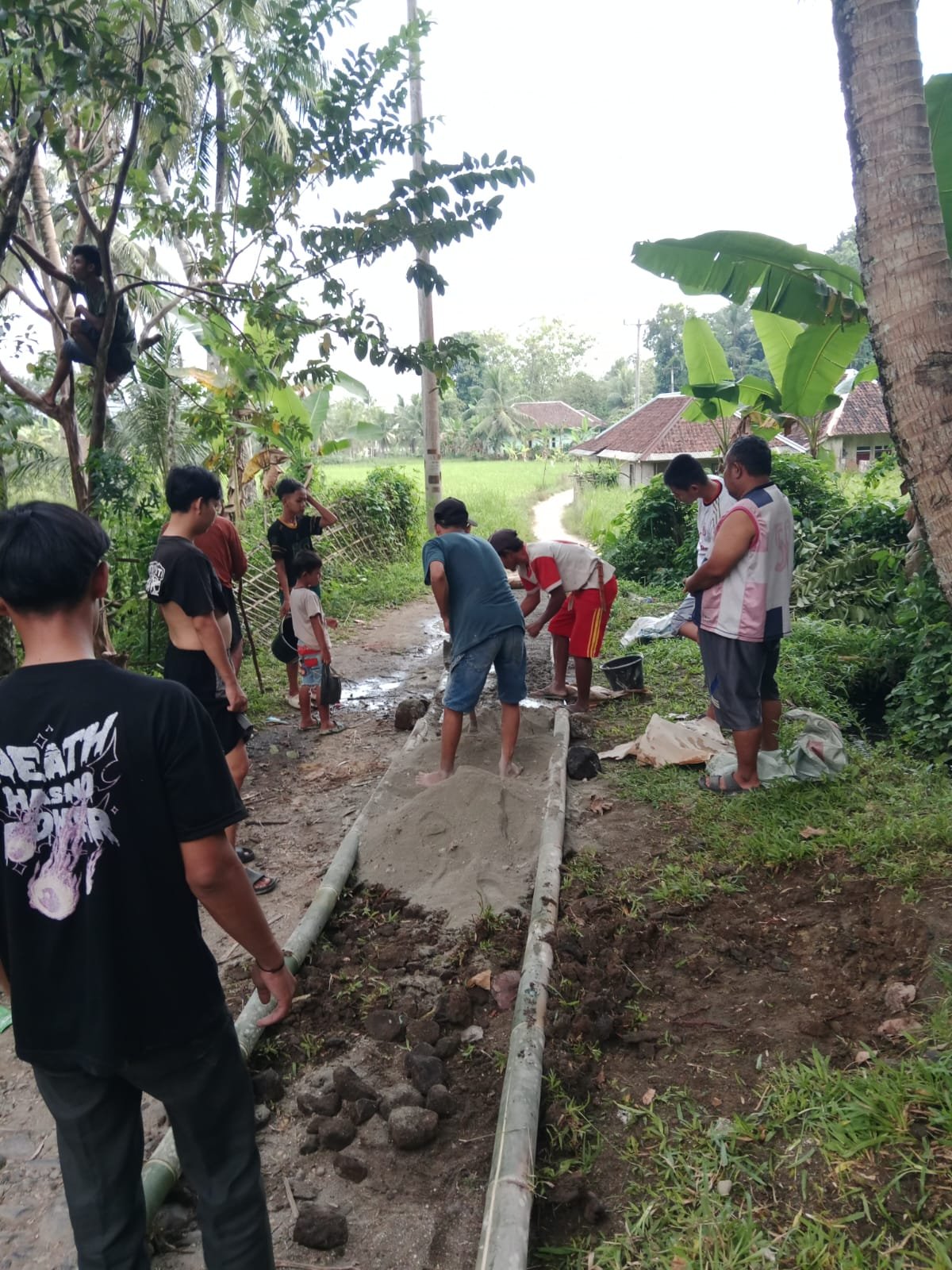 PEMUDA RSB DAN WARGA KP. SUKAWENING LAKSANAKAN PENGECORAN JALAN SECARA SWADAYA PERKUAT AKSES LINGKUNGAN